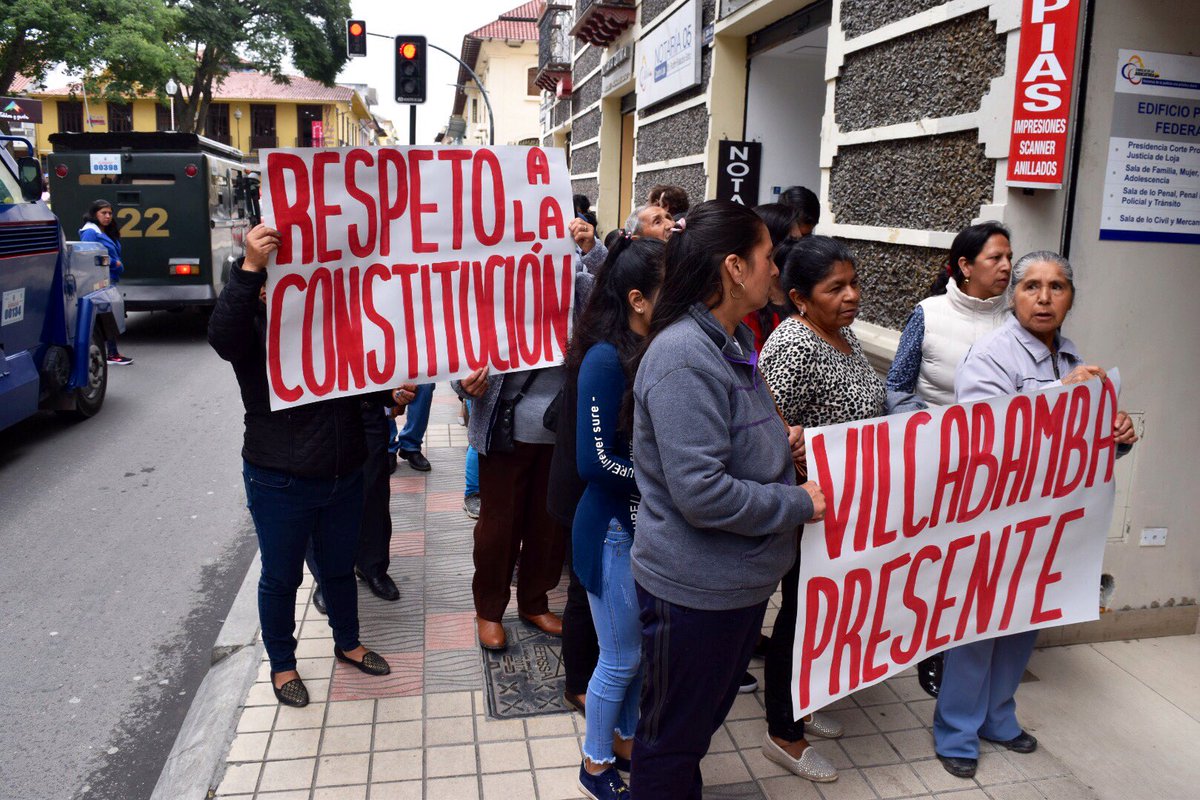 [PLANTÓN] 

#Loja | Moradores del barrio El Capulí, solicitan Amparo Constitucional para que no se instale una antena de radio base celular en el sector, los ciudadanos llevan 94 días manifestándose.