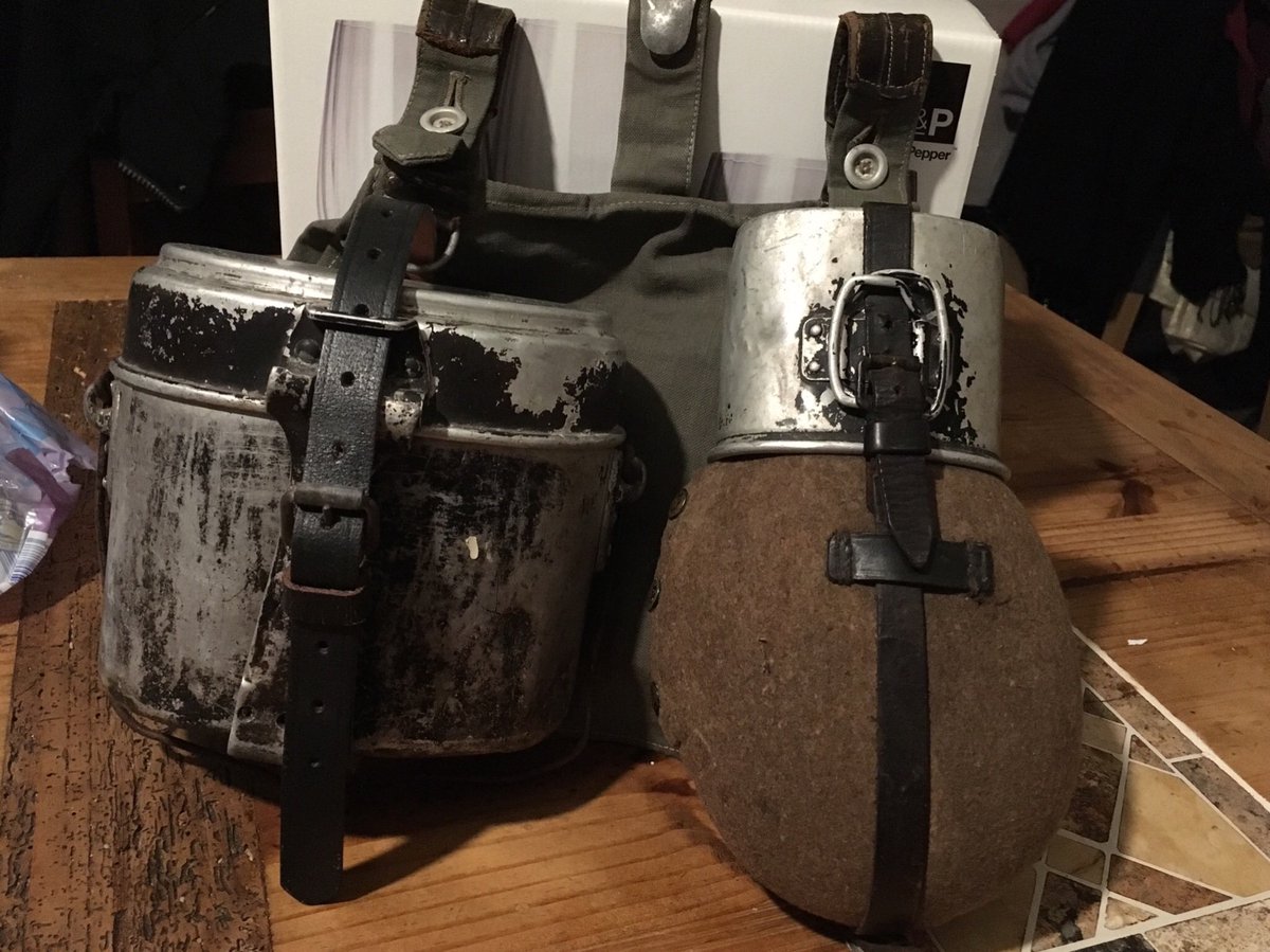 Yet another WW2 purchase, a complete german canteen with original strap and cup, displayed here on a breadbag with a mess kit, all dating back to WW2 too.

#WW2