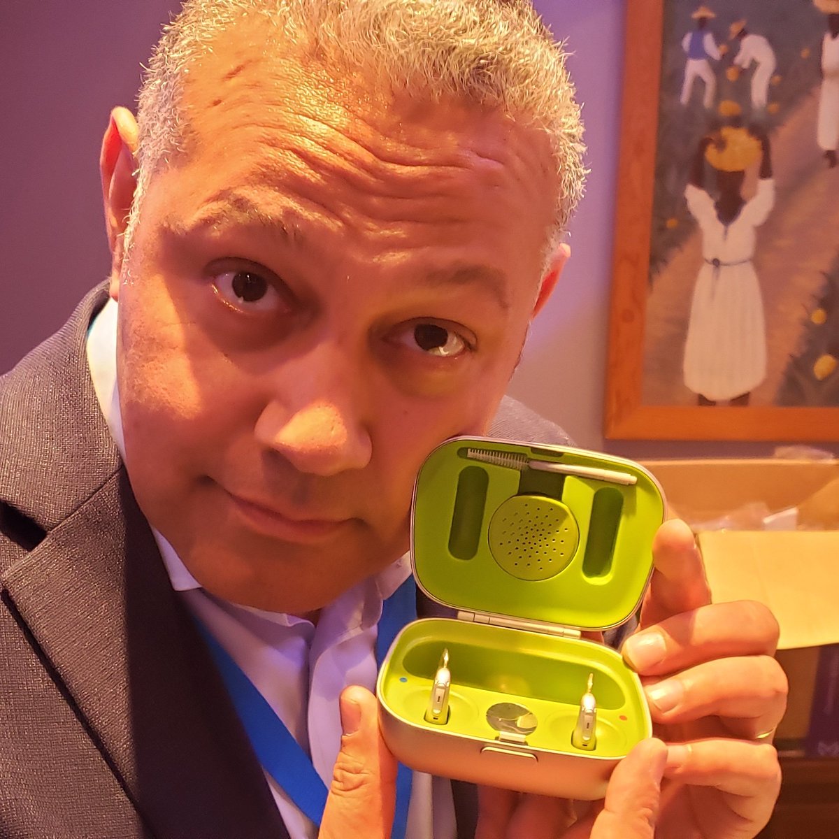 KricketAud's tweet photo. Jason Mayer of @phonak shows off the Phonak Audeo Marvel at the Vendor Expo for #collaborate2019. What's it do? It's a no-compromise, made-for-all-phones, hands-free streaming solution. #audconnexunite #audconnex #audconnex3x @lovemyears https://t.co/TAgxQowiZN