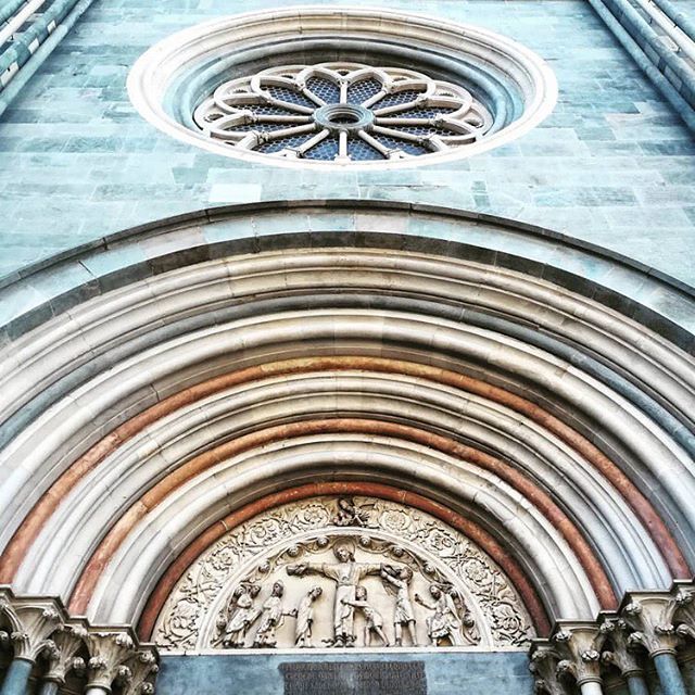 igers_vercelli's tweet photo. Mancano pochi giorni e la nostra magnifica basilica Sant’Andrea compie 800 anni! Vogliamo iniziare a festeggiarla con questo particolare della lunetta con Martirio di Sant'Andrea (scuola di Benedetto Antelami, ca. 1220-1225), sapientemente fotografata da… https://t.co/Wkz7Hcp325 https://t.co/yRtIniQbZq