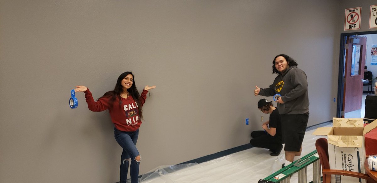Desigo13's tweet photo. OHS Students are enjoying the creative opportunity to work on a new mural located inside our Go Center, alongside their favorite art teacher, Mr. Acosta. #TeamSISD #OptionsHighSchool @Options_HS @AZubia_OHS @astewa01_OHS https://t.co/PI0RsjX23z