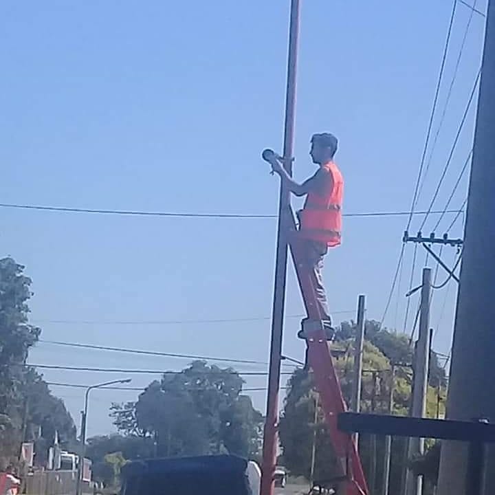 LlambiDe's tweet photo. Despues de un tiempo y muchas gestiones Llambi Campbell ya cuenta con su radar fijo en la ruta 11 para un mejor control de la velocidad sobre la traza urbana. Seguimos trabajando. https://t.co/zY8IAbqbES