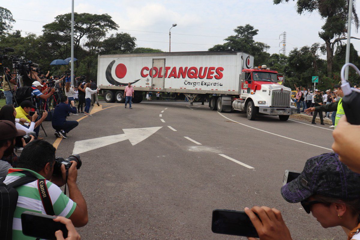 Vehículos con primeros ayudas humanitarias para el pueblo de Venezuela llegaron a Cúcuta, al centro de acopio ubicado en el Centro Nacional Fronterizo (Cenaf) ubicado en el Puente Tienditas <a href="/UNGRD/">UNGRD🇨🇴</a> <a href="/MigracionCol/">Migración Colombia</a> <a href="/felipemgomez8/">Felipe Muñoz</a>