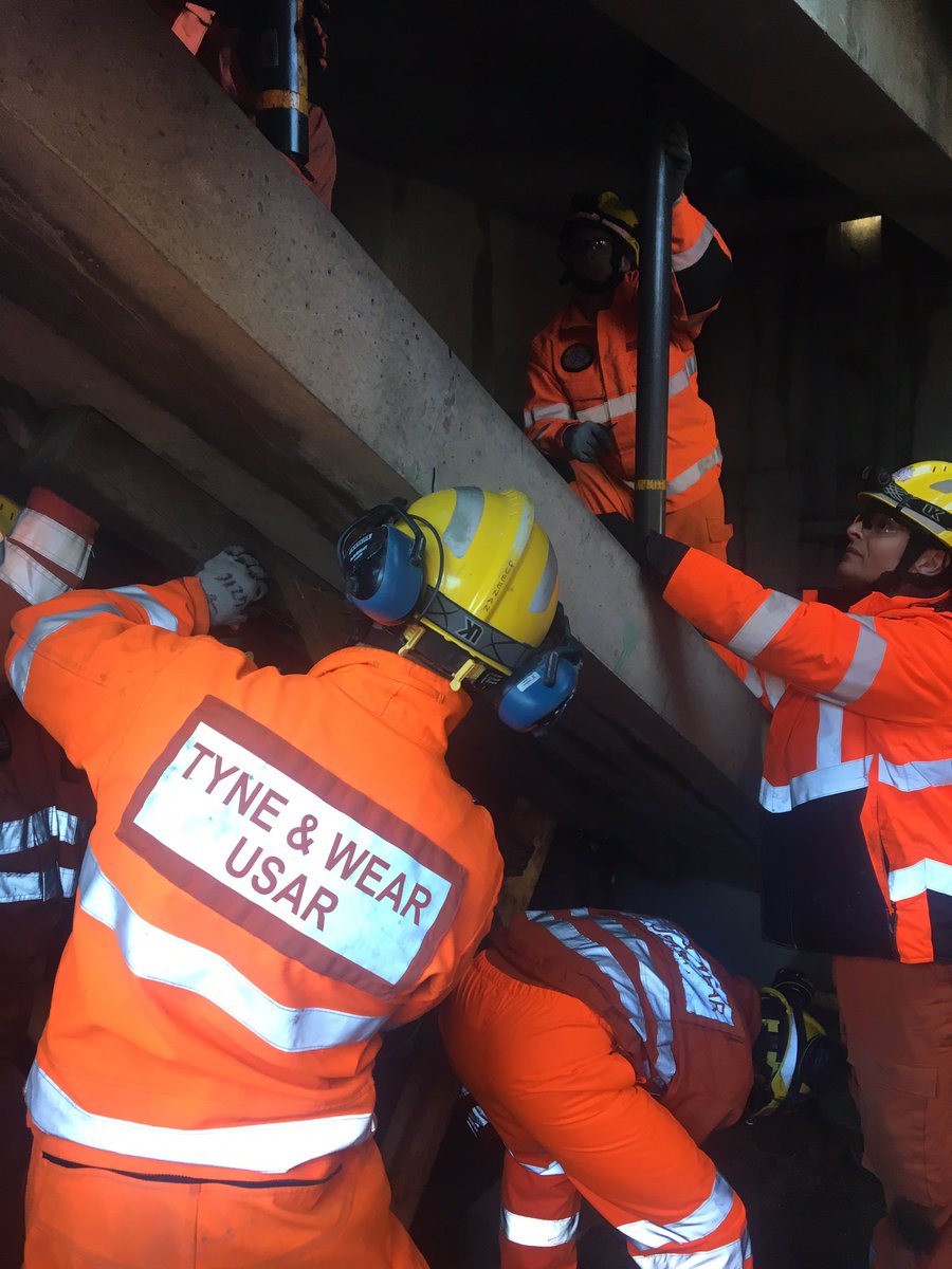 martinward71's tweet image. Day 4 of the #USAR 2 week training course. Today, #Paratech Shoring. Some good basic refresher shores (in the 🌨), followed by some more challenging ones (in the ☀️) 👍 @Tyne_Wear_FRS @USAR_Capability #notjustfires