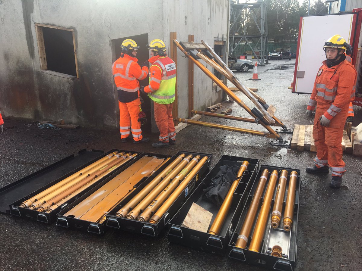 martinward71's tweet image. Day 4 of the #USAR 2 week training course. Today, #Paratech Shoring. Some good basic refresher shores (in the 🌨), followed by some more challenging ones (in the ☀️) 👍 @Tyne_Wear_FRS @USAR_Capability #notjustfires