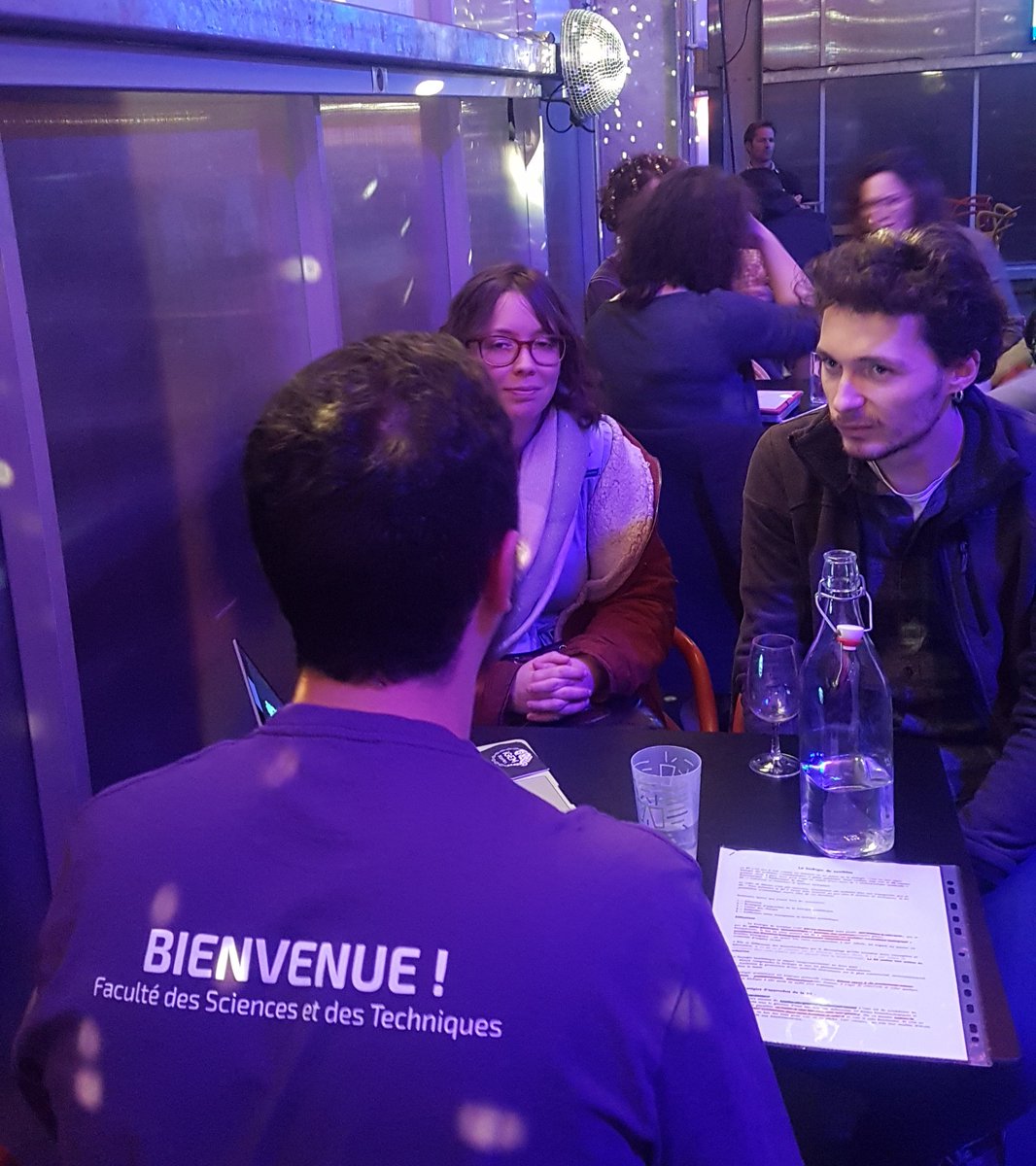 NantesUniv's tweet photo. Opération séduction pour les chercheurs venus présenter leur domaine d'expertise au public #sciencedating #NBCNantes https://t.co/oeIgDK0cPL