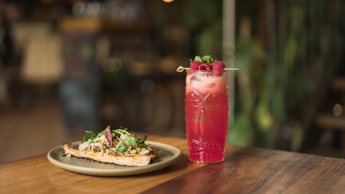 Si andas con antojo de cocteles tropicales, te recomendamos el Parcelita: salsa de frambuesas, limón verde, jugo de arándanos con granada, frambuesas y #MezcalUnión joven. Lo puedes probar en Parcela, un bonito spot en la Roma con cocina de parrilla y al aire libre 🌿