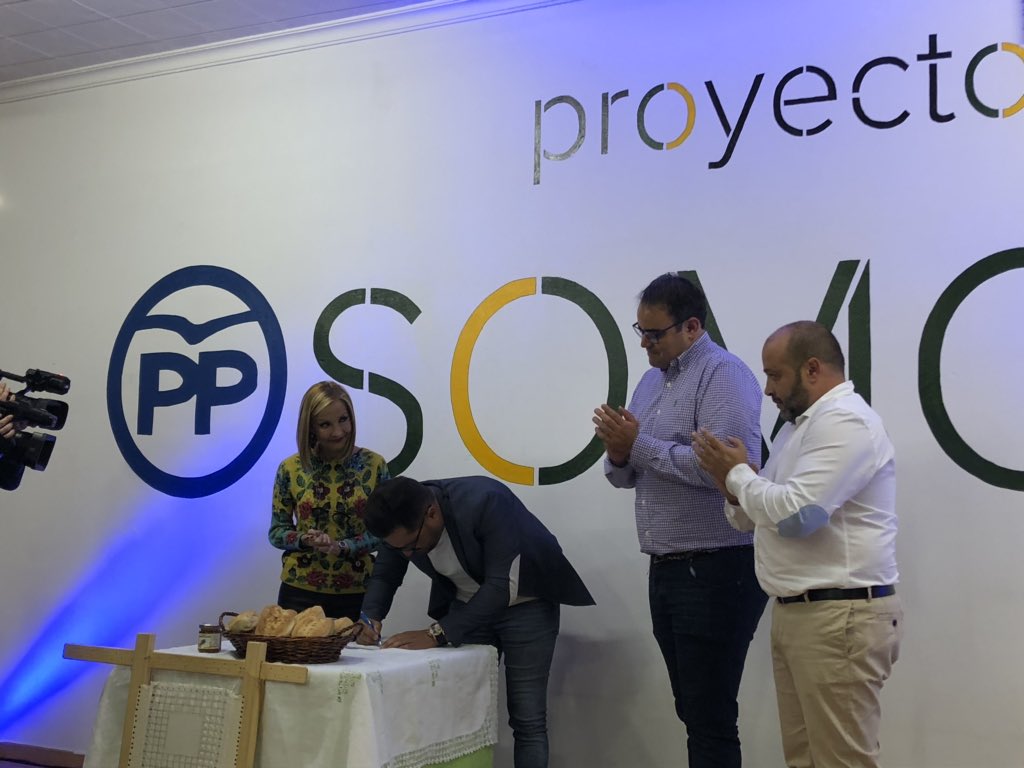 HernandezBento's tweet photo. 💙🅿️🅿️Hoy estamos de enhorabuena ‼️en #Ingenio con @Rayco_Padilla sellamos una alianza @IngenioPP con #proyectoSomos con la ilusión de aportar progreso y bienestar a sus vecinos https://t.co/sPvslRc2Xg