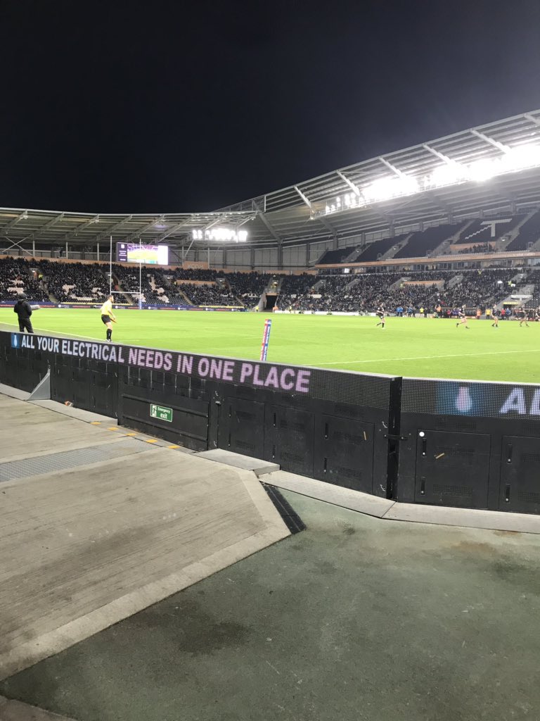 YAS_JasonB's tweet image. Different scenery tonight compared to work. Volunteering with @stjohnambulance  @KCOMStadium working in the first aid post keeping warm.