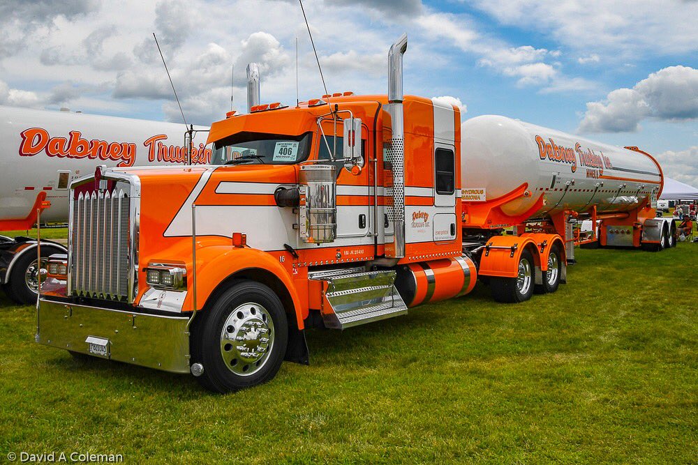 JacksChrome's tweet image. Absolutely stunning orange and white #Kdub from the folks over at Dabney Trucking! 🧡 Beautiful shot of a very high quality ride 👍🏼 @KenworthTruckCo