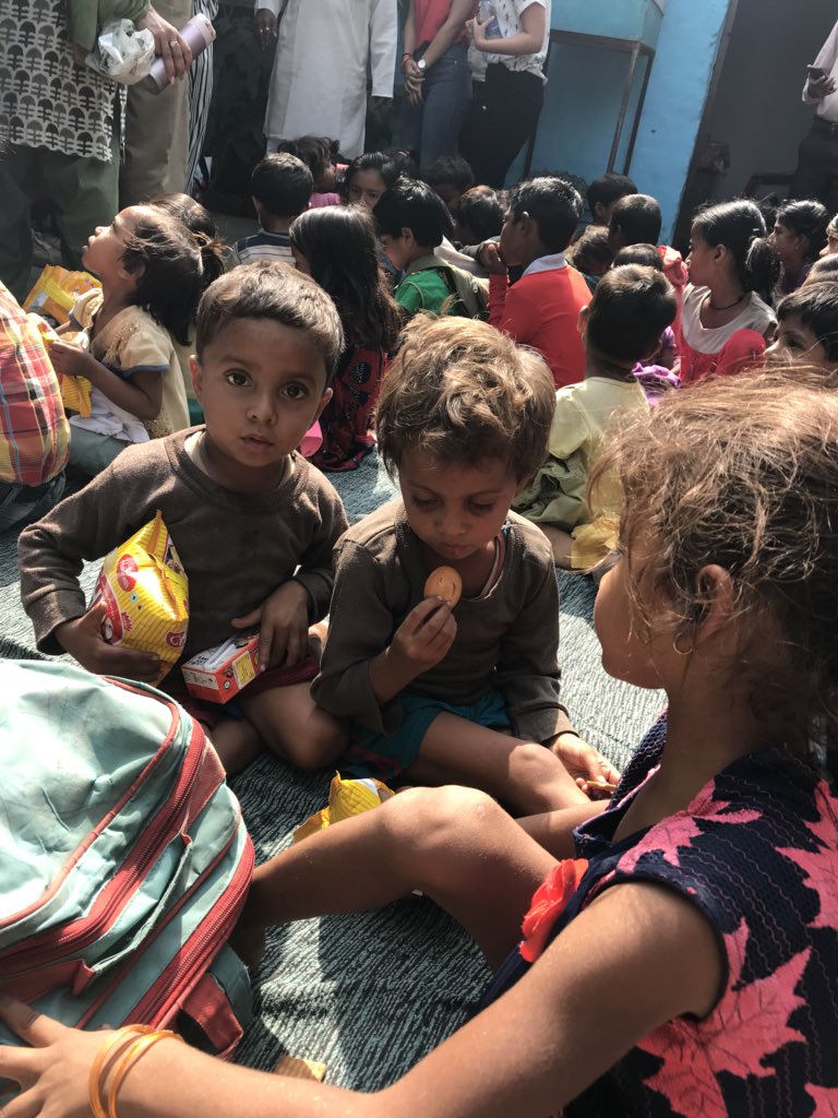 margaux_mhst's tweet photo. Bonjour tout le monde nous avons décidé de créer une association pour les enfants défavorisés en Inde. Aidez à leur offrir des tables, chaises, uniformes, accès à l’eau, l’électricité... Faites un don même quelques €  pourront nous aider. RT en masse!⚠️ https://t.co/zR5td59fhg https://t.co/oZVsF5gxzq
