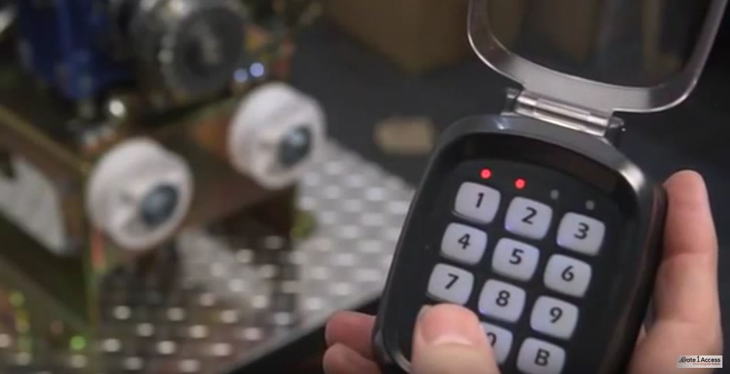 Peccinin remoto -  Eagle Compatible Chrome Series Remote Control gate1access1.wordpress.com/2017/09/15/eag…