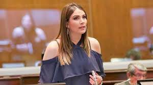 [URGENTE ]
#Quito | Con 91 votos a favor, el Pleno de la Asamblea #destituye a la asambleísta Ana Galarza (#Creo), por irregularidades en el manejo del despacho