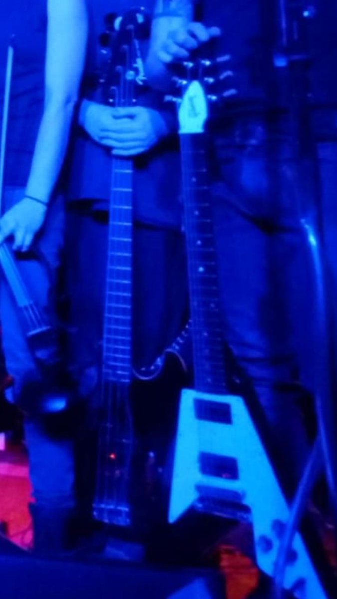 Endoval_folk's tweet photo. Nos han robado una guitarra (Gibson Flying V n° serie 027070156) y un bajo (Fender aerodyne sazz); si alguien puede aportar información o ve algún artículo sospechoso en webs de segunda mano por favor pónganse en contacto con el tlf 607768684. Gracias por vuestra ayuda!!! https://t.co/Vn5mGF9SCu