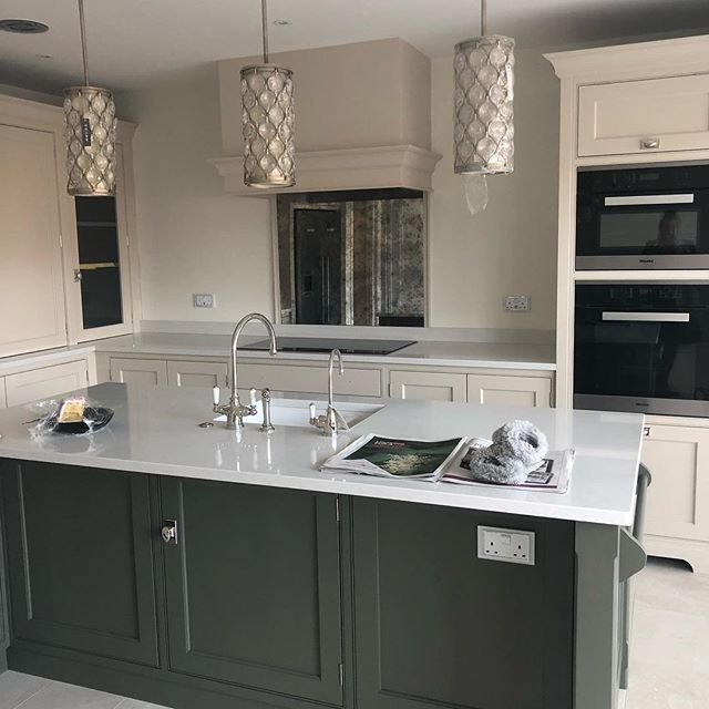Moodesignz's tweet photo. Adding finishing touches on this gorgeous kitchen designed &amp; fitted by @humphreymunson #nofilter #kitchendesign #kitchenisland #kitchenlighting #glamkitchen #luxurykitchen #interiordesign #luxuryinteriordesign #moodesignz https://t.co/YKyKSuAzHq https://t.co/eB5IP6chTg