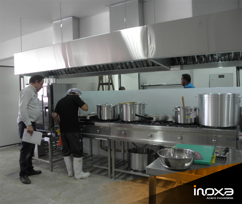 INOXAOFICIAL's tweet photo. Equipamiento para cocina dedicada al servicio de comedor para empleados en la empresa Movil Tours.
✅Cocinas
✅Campanas
✅Mesas 
✅Armarios refrigerados 
✅Lavaderos
Fabricados a medida por #Inoxa la marca del cocinero peruano. https://t.co/JAwzNIlM1e