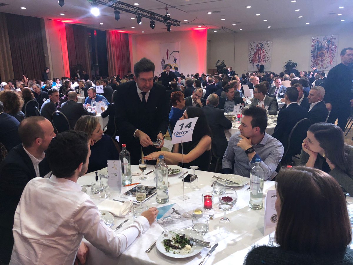 Het finance team van <a href="/ontex/">Sergio Tachini</a> kijkt aandachtig naar een aantal goocheltrucken! #bft19