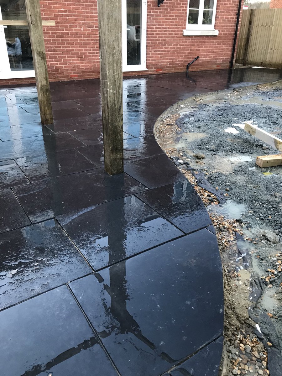 BuckinghamsLand's tweet photo. Kadapha Limestone paving laid, cut and ready to point. Lovely sweeping curve Ready for some artificial turf #hardlandscapingdesign #patios #landscapedesign #gardendesign #limstone #paving https://t.co/3O2GgNBcjJ