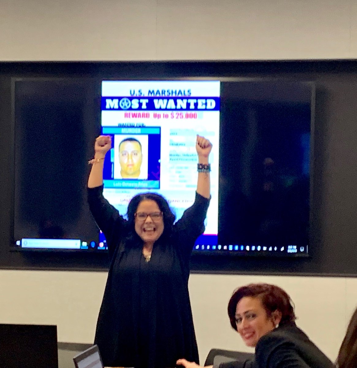 This picture really says it all... 

Unbelievable evening on the hotline last night when #TeamInPursuit helped capture a US Marshals Top 15 Most Wanted!! 

Shout out to the US Marshals for acting so quickly on the tip! More details soon...  <a href="/DiscoveryID/">Investigation Discovery</a>⁩