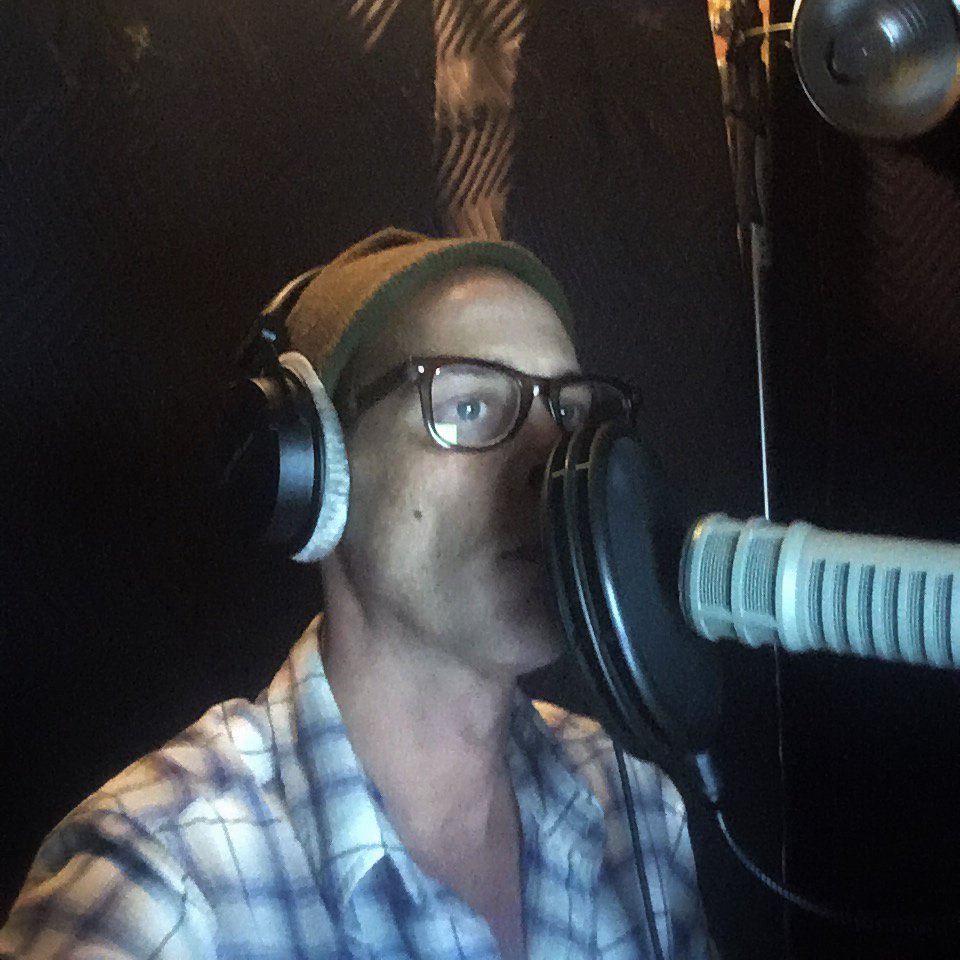 SimonAudio's tweet photo. #PeteSimonelli is such an amazing narrator that he reads FOUR stories in the #audiobook @LiljasLibrary's #ShiningInTheDark: "The Net" by #JackKetchum & #PDCacek, "An End To All Things " by @BrianKeene, "The Companion" by @ramseycampbell1, & "A Mother's Love" by @BrianFreeman. https://t.co/5vtPuZWkEU
