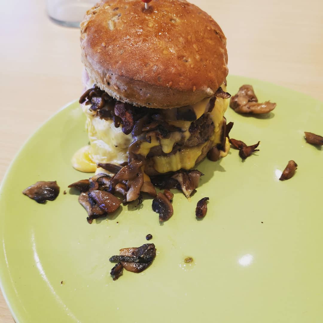 avore_k's tweet photo. Essaie burger semaine prochaine.
#tasty #Atelierculinaire #Bougival #Tabledhôtes #yummy #instapause #instapose #instapic #instafood #teasting #burger #photoofthedays #foodies #foodporn #CookAvore #lovefood #Cooking #lifestyle #cheflife #chefstyle https://t.co/mGd5C5UT3o