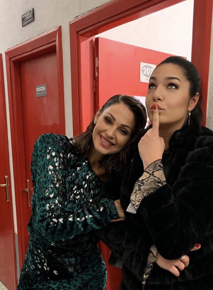 ElisaDospina's tweet image. Quando ti senti figa e compare improvvisamente la tua super gnoccolaus @_AnnaTatangelo_ #Sanremo2019 #oltresanremo #camerini