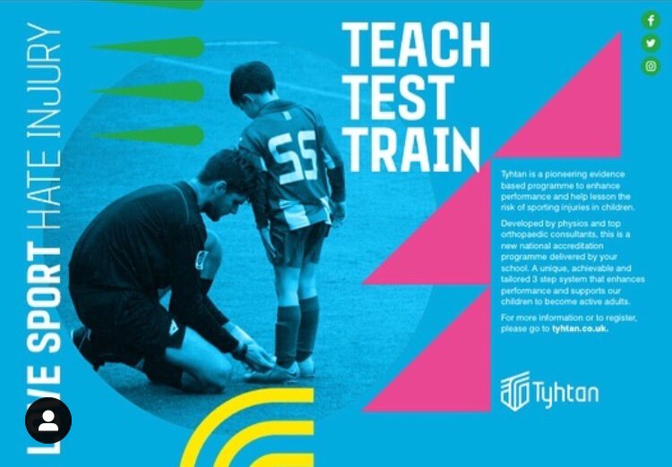 Physiolistic's tweet photo. Physio Angela and Consultant @mrnevdavies present the @TyhtanP programme to @moulsford parents.
Sharing insight into how screening and prevention can make sport safer for kids by reducing risk of injury.
https://t.co/vEgju1rHh1 to register or more info!
#tyhtan @readinghipnknee https://t.co/PbDart6KE8