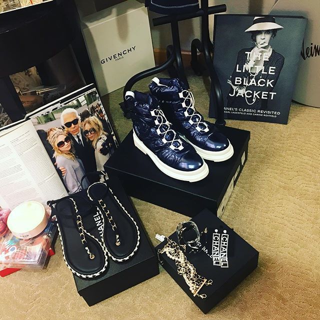 vmwinston's tweet photo. Sea to Ski! No problem here! #luckygirl #privatejet #firstclass #vip #styling #stylist #personalshopper #nminsider #nmevents #spring19 #travel #vacation 🌸💕🦋❤️💙⛄️🐠🐿🐾🐚🌵☃️☀️#vmwinston https://t.co/QhLxFmA7zz https://t.co/QYefMgEHrp