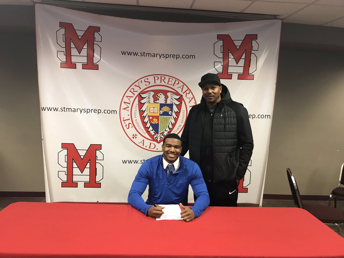 CG3_713's tweet photo. Committed and signed ‼️ Blessed to be able to have this opportunity 💯 @DB_McKeown @JeffDuvendeck #19NITE #cuLTUre https://t.co/zc1u3hdonB