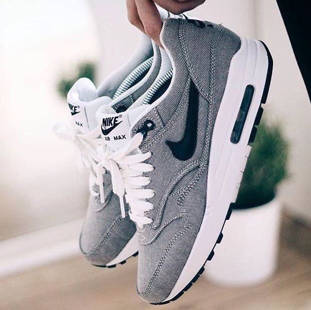 Самые модные кроссовки nike. Лучшие кроссы найк. Трендовые кроссовки найк. Nike кроссовки 2020. Nike roshe run женские белые.