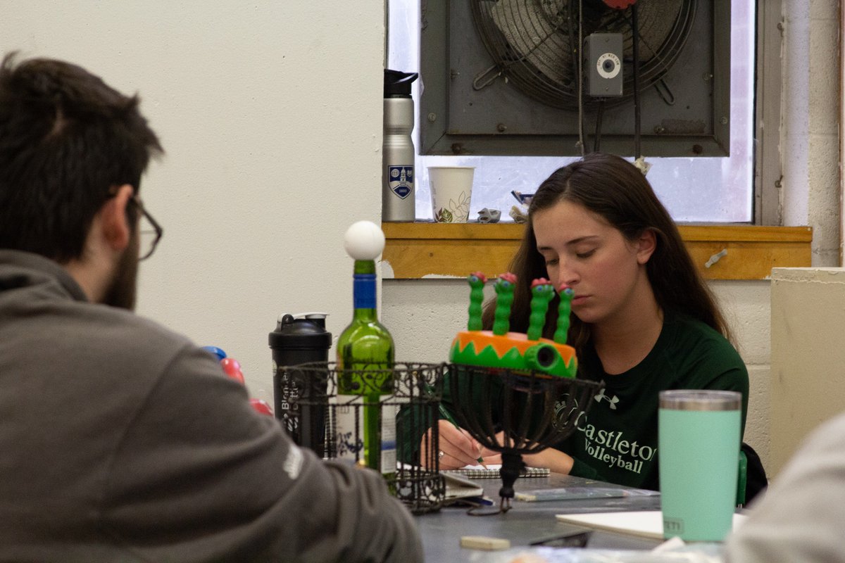CastletonArts's tweet photo. Our hands on approach to Drawing I has students working to develop their skills through experiential processes. #wearecastleton #arts #drawing #castletonuniversity https://t.co/K214DYIpdV