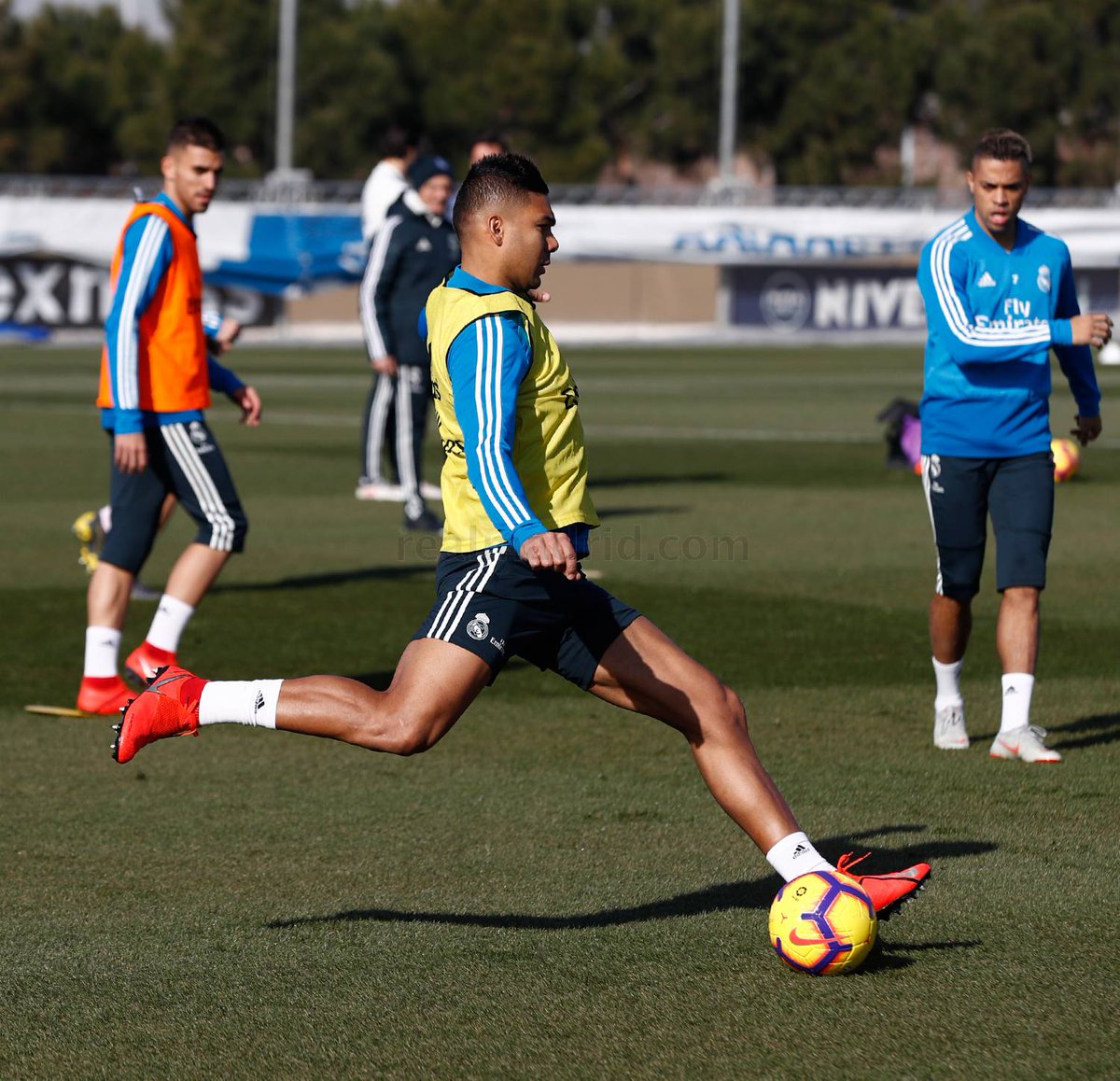 #Solari contó con el jugador del #RealMadridCastilla #JaviSánchez y el portero del Juvenil A #Altube en una sesión que comenzó con trabajo en el gimnasio. #RealMadrid #RMCity #CiudadRealMadrid #RMLiga #RMDerbi #AtletiRealMadrid #HalaMadridYNadaMás #MadridismoUnido #APorLa20