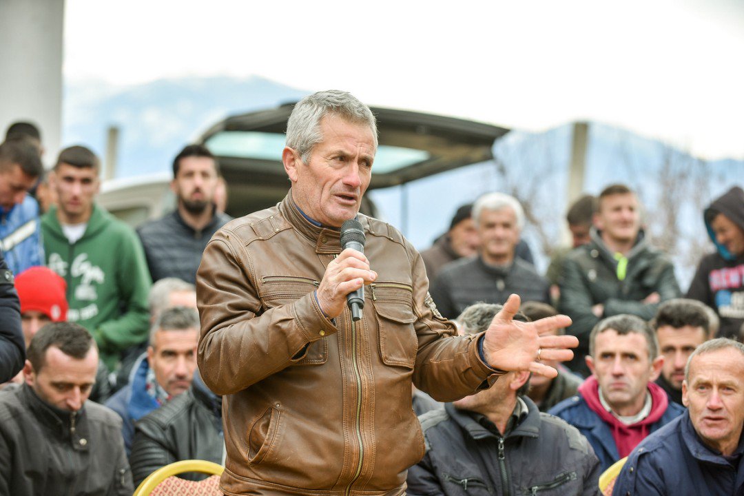 BallukuBelinda's tweet photo. Labinot Mal, me @BlendiKlosi     bashkebisedim me banoret. HEC rrezikon te bllokoj rrjedhen e ujit qe furnizon 2000 fryme. Nuk do te prishim  kontrata ne menyre arbitrare, mbeshtesim subjektet e rregullta, por pa dyshim do te mbrojme cilesine e jetes. #eGjithëVëmendjaTeNjerëzit https://t.co/2hAqa53K6Y