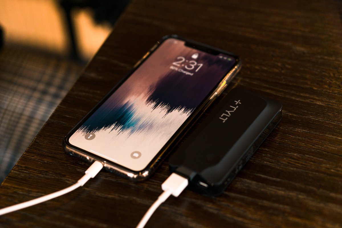 the only backpack travelers will need 🔋 

📷: @Victorz777 @ Dublin, Ireland

🎒: tylt.com/traveler-power…