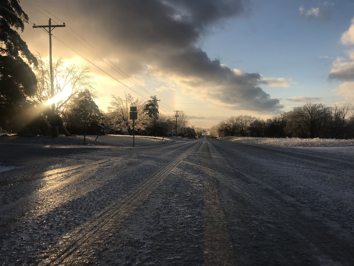 NewsPhotogAl's tweet photo. One concern from a Warrensburg, Mo. official tonight is the strong winds. Trees and power lines are already ice covered which may fall causing damage. ⁦@41actionnews⁩ https://t.co/FMewOuh5tc