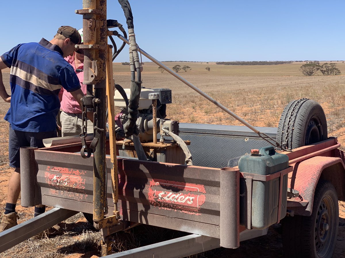 Soil testing with an audience 🐂 #Elders #EldersAgvice #Smartfarmer #agronomy #soil <a href="/BLynch81/">Brian Lynch</a> <a href="/ShannonProp/">James Shannon</a>