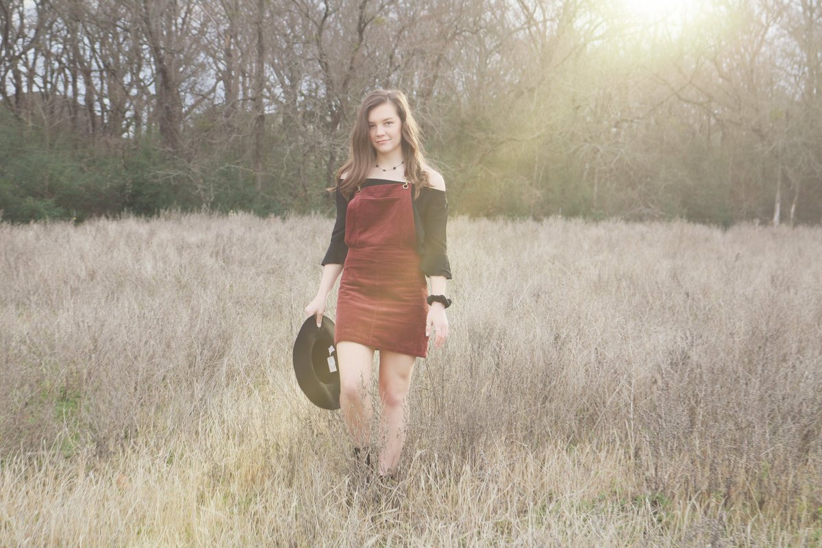 Talangford95's tweet photo. Sr pic season in full affect! @hopeturner_10 rocked this shoot. #Hehasaplanforyou #Classof2019 https://t.co/Yawh2FsCqJ