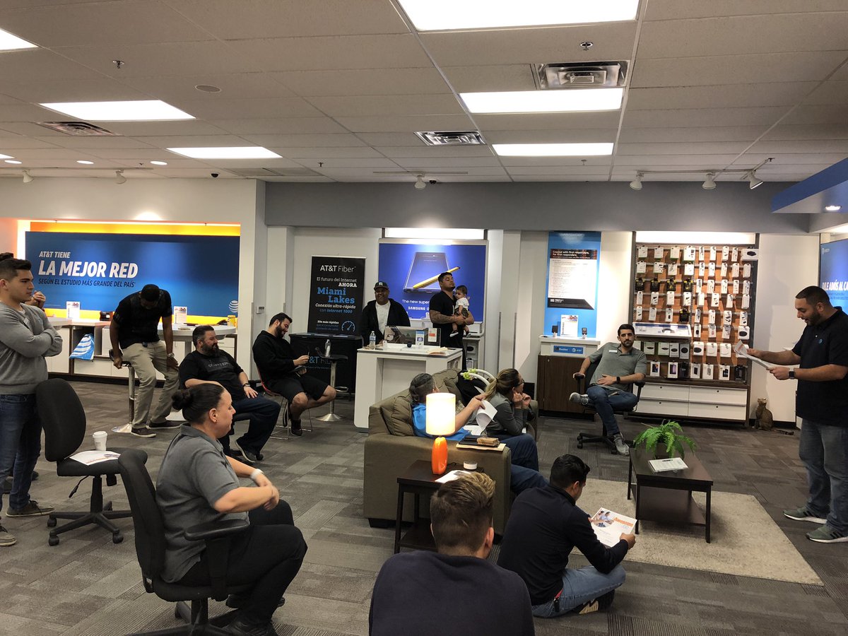 Crstncrz's tweet image. Super late night training with @Lakes3Min and team, but if it means knowledge I’m not complaining! 
#FLAmeansBIZ #SmallBizBigGoals
@Mr_Ely_Gonzalez  @Avi_Ciec_ARSM