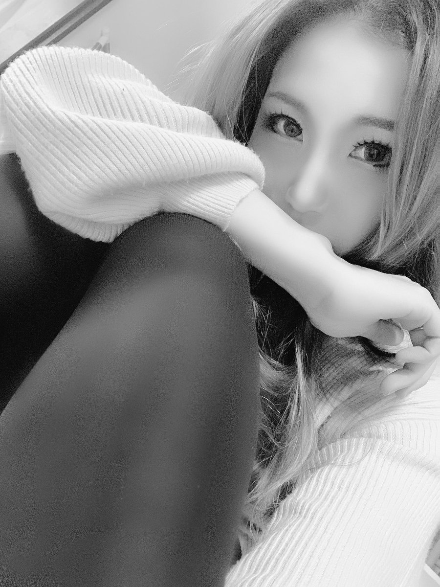 YUIKANAN0203's tweet image. 何デニールがユイさんに似合うのかは
タイツの師匠@madokameron に聞かないとわかんないな 
#黒タイツ 
#デニール
#初歩的なところから勉強