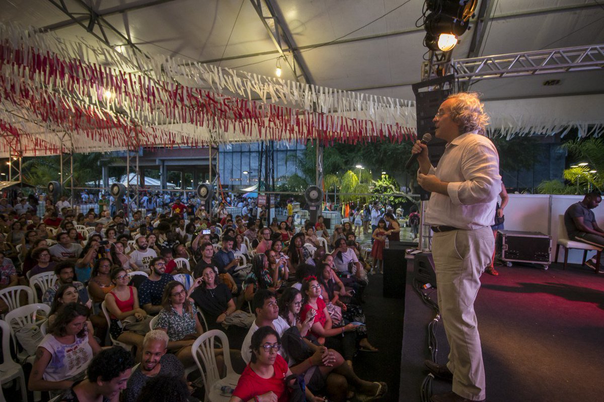 ubesoficial's tweet photo. Todos bem atentos na conferência sobre "Os desafios para uma educação crítica e emancipadora no século XXI" com os convidados Boaventura de Sousa Santos, João Carlos Salles, Marianna Dias, Flavia Calé e Pedro Gorki. #UBESNaBienal #4ENG
📷 Fotos: Maria Eduarda José / CUCA da UNE https://t.co/n92UmQtzJV