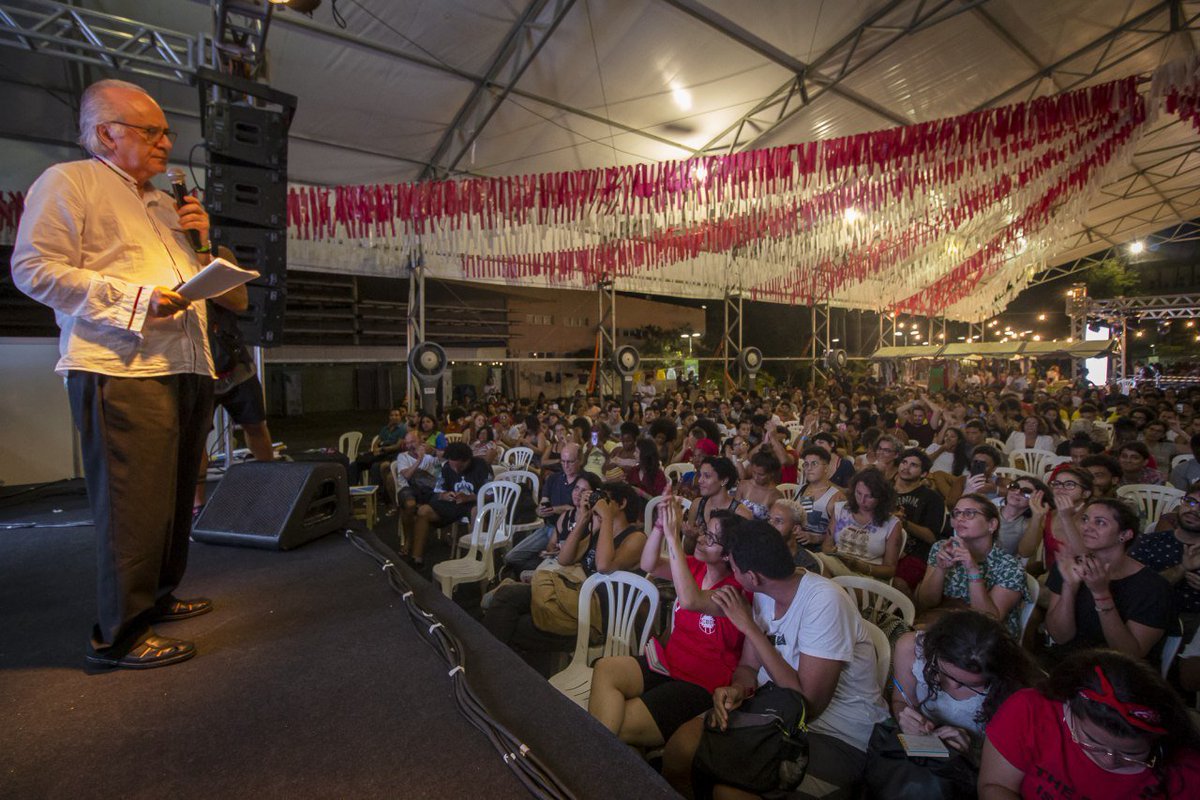 ubesoficial's tweet photo. Todos bem atentos na conferência sobre "Os desafios para uma educação crítica e emancipadora no século XXI" com os convidados Boaventura de Sousa Santos, João Carlos Salles, Marianna Dias, Flavia Calé e Pedro Gorki. #UBESNaBienal #4ENG
📷 Fotos: Maria Eduarda José / CUCA da UNE https://t.co/n92UmQtzJV