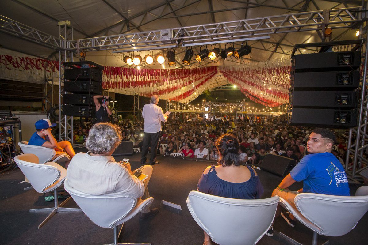 ubesoficial's tweet photo. Todos bem atentos na conferência sobre "Os desafios para uma educação crítica e emancipadora no século XXI" com os convidados Boaventura de Sousa Santos, João Carlos Salles, Marianna Dias, Flavia Calé e Pedro Gorki. #UBESNaBienal #4ENG
📷 Fotos: Maria Eduarda José / CUCA da UNE https://t.co/n92UmQtzJV