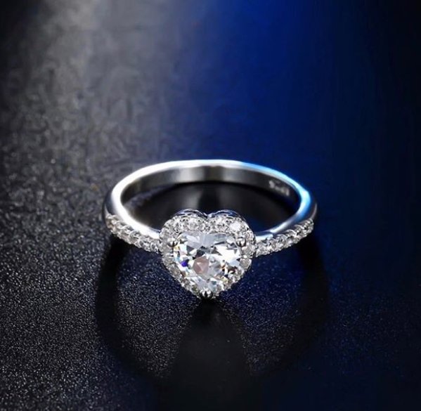 Queen of hearts diamond ring

#heartring #luxury #fashion #jewellery #ring #luxuryjewellery #luxuryring #love #cute #instagood #fashionable #heart #diamondring  #heartshapedring  #jewelry

Image credit: @luxuryfashion.in (Instagram)