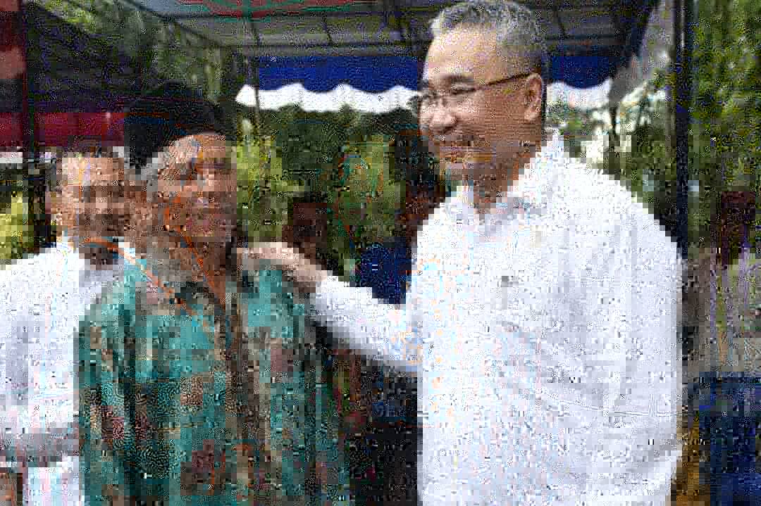EkoSandjojo's tweet photo. Bersama masyarakat transmigran di Bengkulu Utara. Mereka mengeluhkan belum punya listrik. Segera saya call Komut dan direksi PLN, Alhamdulillah direspon sangat baik, next week PLN akan mengirim tim untuk mensurvey dan memberikan sambungan listrik melalui CSR nya https://t.co/RsNeXEvrHA