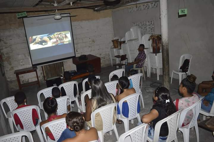 copomag's tweet photo. Comunicadores Magangué realizan cine foro con una película que deja mensajes de reflexión a niños y jóvenes, con el uso adecuado del tiempo. https://t.co/JrdYoh6u4D
