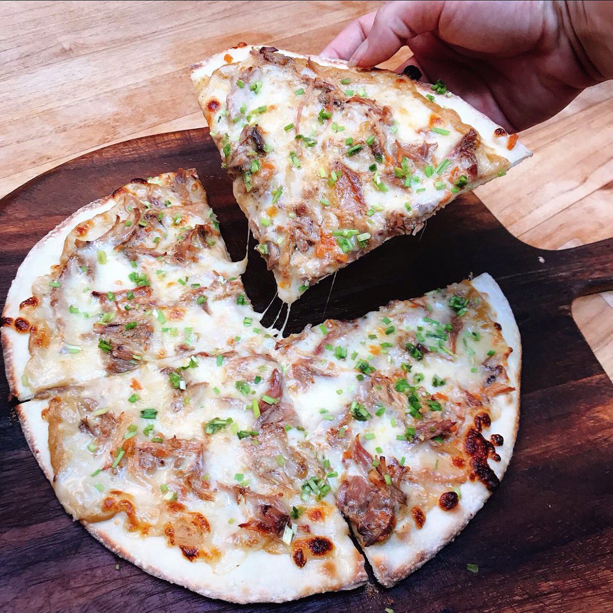 Los jueves son para consentirse y que mejor que con una pizza de #Queso Mozzarella ahumado, #ShortRib braseado por 8 horas en cerveza obscura, au jus y un toque de cebollín fresco. ¡Los esperamos!