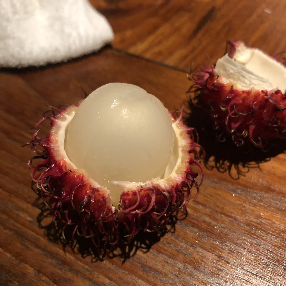 Sara 買ってきたマンゴスチンとランブータン食べてやった 毛むくじゃらだけどライチよりおいしーい