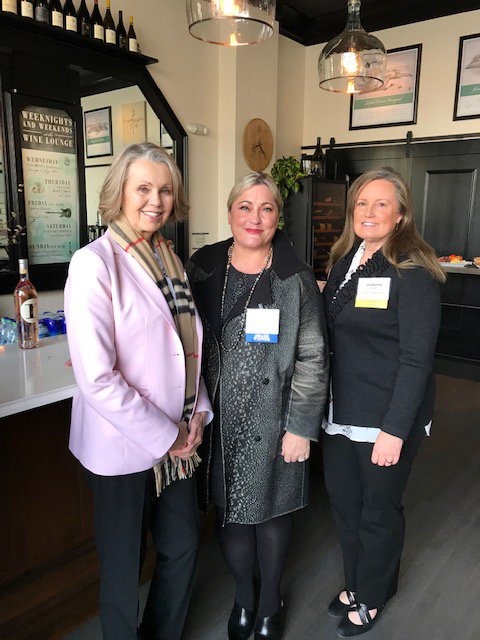 OEMBA's tweet photo. Our very own Julianna Sowash and Rachel Todd caught up with alumna Renée James, the founder, CEO and chairman of @AmpereComputing, who was honored at @PDXBIZJournal's #PBJexecs awards event today. Congratulations Renée! https://t.co/BvJOYtRIF1