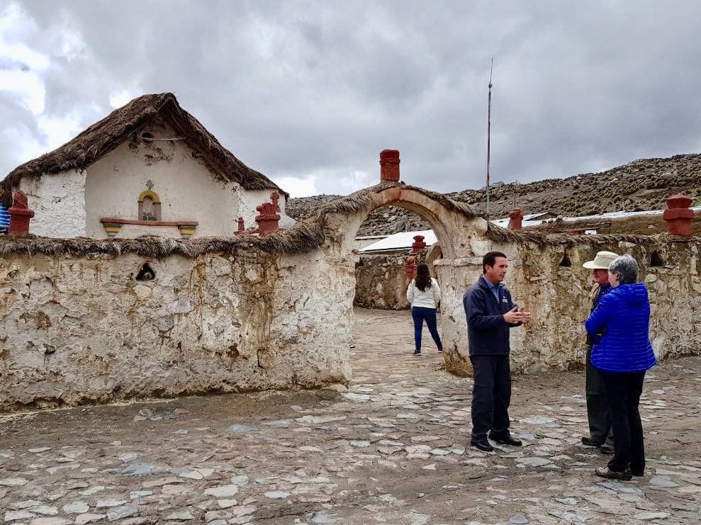 DPPParinacota's tweet photo. ⭕️Pdte Junta Vecinos #Parinacota-#Chucuyo, Hugo Morales junto a comunidad, socializa con Gob @mzarap estado de poblados, estancias y caseríos. Para abrigar las bajas temperaturas, autoridad entrega mantas y comparte sentido @GobiernodeChile @sebastianpineraz @MLoretoLetelier https://t.co/YrKNCqgx6v