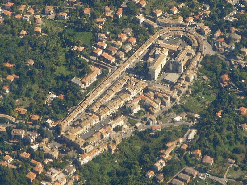 The town had all the necessary structures for daily life, houses, public facilities such as wash houses, ovens, slaughterhouses, shops. There was also a space for entertainment, used as an open-air theater.